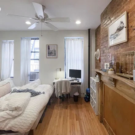 Rent this 1 bed apartment on 423 East 81st Street in New York, NY 10028