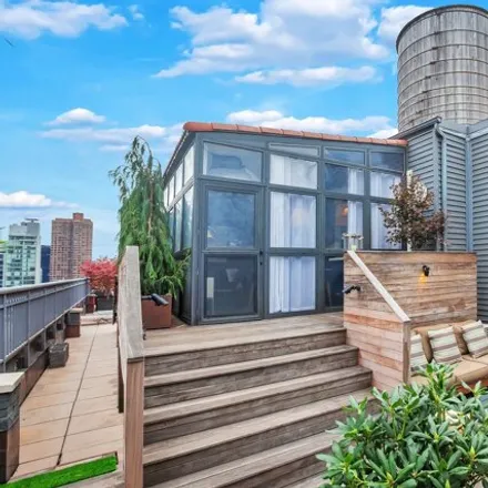 Rent this studio apartment on Tutors Sky in 244 Madison Avenue, New York