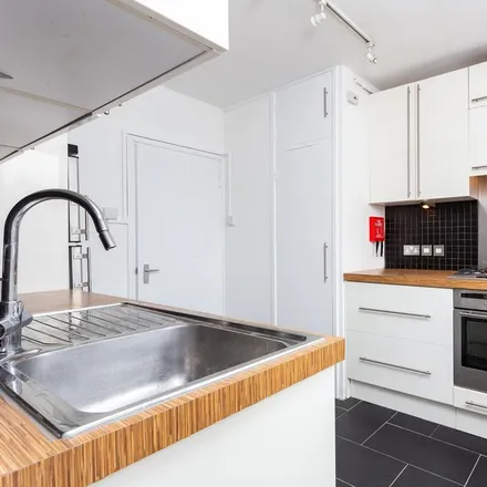 Rent this 3 bed apartment on Glyndereach in Harrison Street, London
