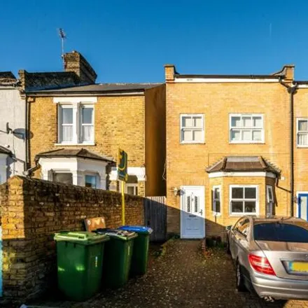 Buy this 3 bed townhouse on Plum Lane in Glyndon, London