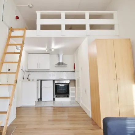 Rent this studio apartment on Torrington Close in London, N12 9TR
