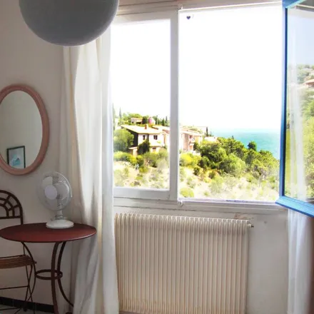 Rent this 3 bed house on 06590 Théoule-sur-Mer