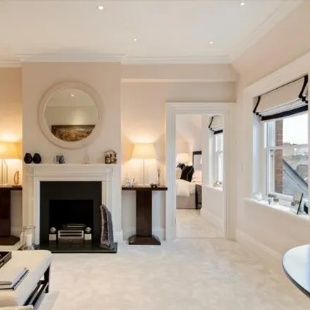 Image 2 - Berkeley House, 15 Hay Hill, London, W1J 8NZ, United Kingdom - Apartment for sale