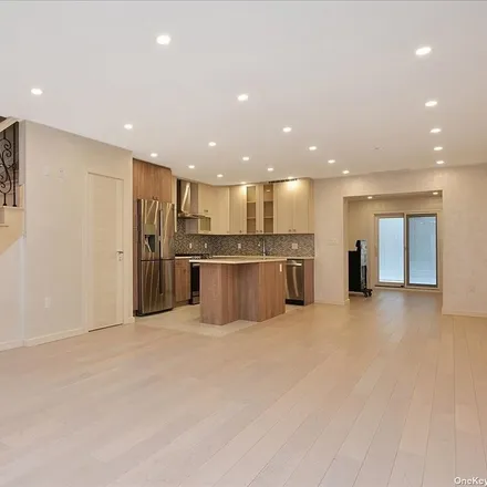 Image 2 - 144-04 68th Drive, New York, NY 11367, USA - Townhouse for sale