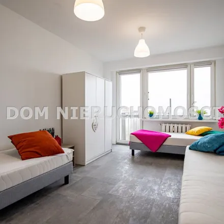 Rent this 3 bed apartment on Szkoła Podstawowa nr 2 im. Jarosława Dąbrowskiego w Olsztynie (obiekt 2) in Żołnierska 39, 10-560 Olsztyn