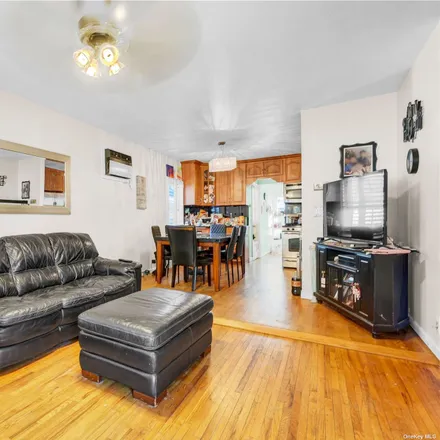 Image 6 - 138-28 63rd Avenue, New York, NY 11367, USA - House for sale