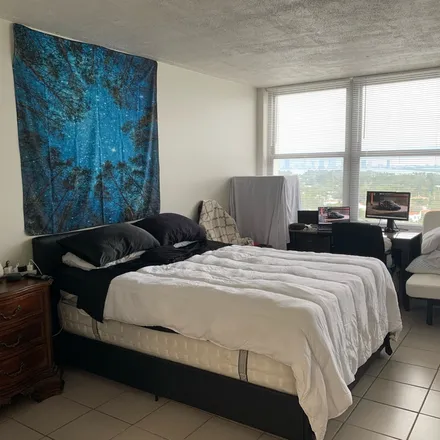 Image 2 - 2899 Collins Avenue, Miami Beach, FL 33140, USA - Room for rent