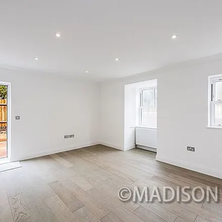 Image 6 - The Pines, London, IG8 0RW, United Kingdom - Apartment for rent