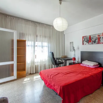 Rent this 6 bed room on Kuups in Carrer de Conca, 46008 Valencia