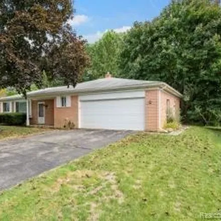Image 2 - 744 East Oxhill Drive, Oakland County, MI 48386, USA - House for sale