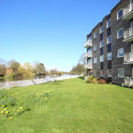 Buy this 2 bed apartment on Glen Court in Surrey, Great London