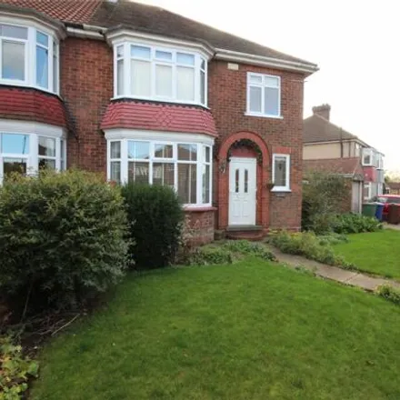 Rent this 3 bed duplex on 13 The Cresta in Grimsby, DN34 5AW