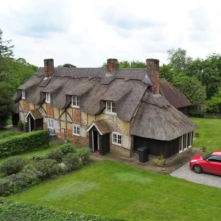 Rent this 3 bed duplex on Woolhampton Hill in Upper Woolhampton, RG7 5SY
