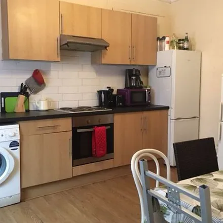 Rent this 4 bed townhouse on Harold Avenue in Leeds, LS6 1JR