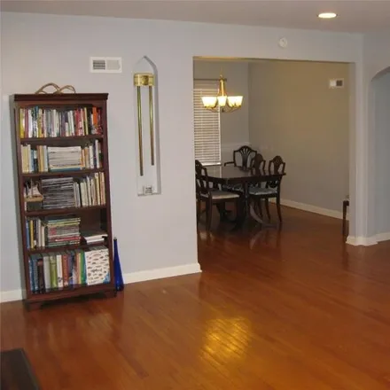 Image 3 - 7021 Southland Avenue, St. Louis, MO 63109, USA - House for sale