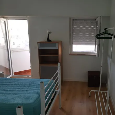 Rent this 5 bed room on Rua Professor Salazar de Sousa 34 in 2825-369 Costa da Caparica, Portugal