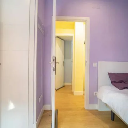 Image 2 - Calle de Garci-Nuño, 31, 28029 Madrid, Spain - Apartment for rent