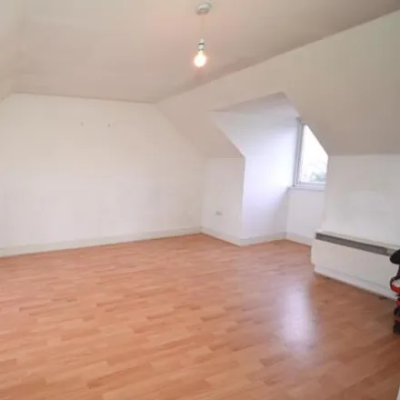 Image 4 - Richards Avenue, London Road, London, RM7 9DQ, United Kingdom - Apartment for rent