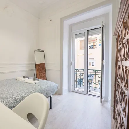 Rent this 6 bed room on Rua Francisco Sanches