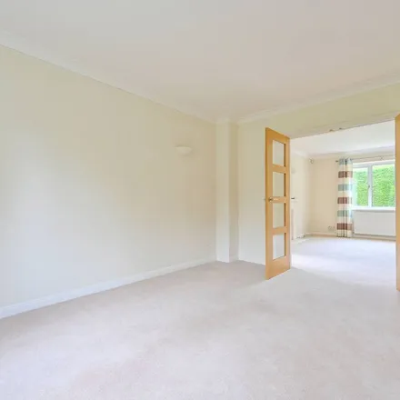 Image 7 - Heath Way, East Horsley, KT24 5ET, United Kingdom - Apartment for rent