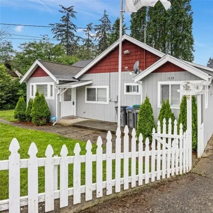 Buy this 3 bed house on 1537 North Rainier Avenue in Bremerton, WA 98312