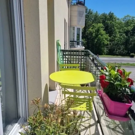 Rent this 3 bed apartment on 1 Avenue de Gouvieux in 60260 Lamorlaye, France