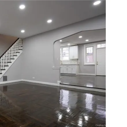 Image 2 - 4557 Richardson Avenue, New York, NY 10470, USA - House for sale