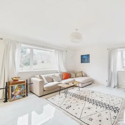 Image 4 - The Rise, London, NW7 2LL, United Kingdom - Apartment for sale