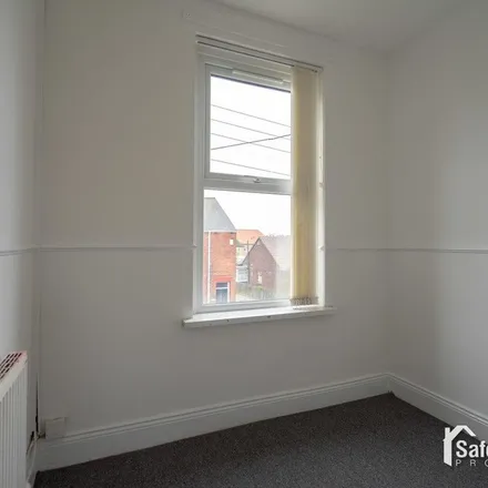 Image 5 - Gladstone Terrace Road, Greenfield, OL3 7HF, United Kingdom - Apartment for rent