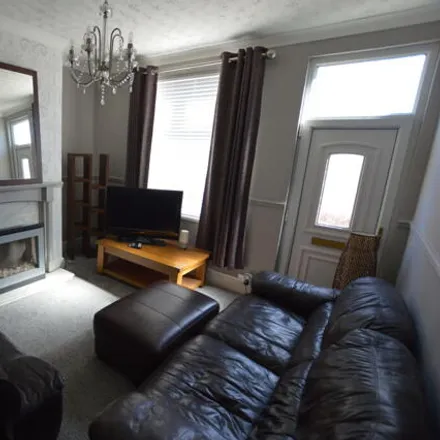 Image 3 - Sothall Green/Grange Road, Sothall Green, Sheffield, S20 1FH, United Kingdom - Townhouse for rent