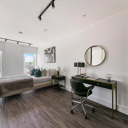 Rent this studio apartment on 75 Scrubs Lane in London, NW10 6QU