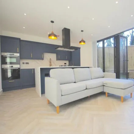 Rent this 3 bed apartment on Fairview Road in London, SW16 5PT