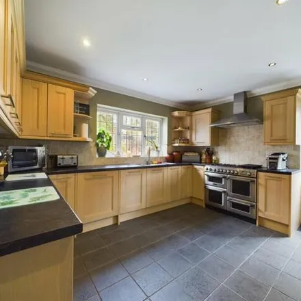 Image 3 - Chantry Crescent, Stanford-le-Hope, SS17 0DN, United Kingdom - House for sale