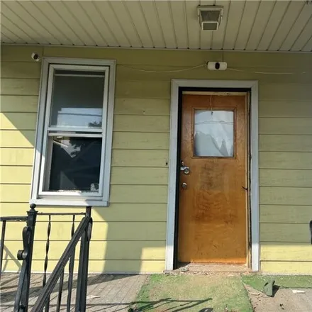 Buy this 3 bed house on 237 East Oakland Street in Toledo, OH 43608