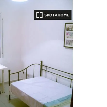 Rent this 3 bed room on Madrid in Farmacia - Avenida Oporto 15, Avenida de Oporto