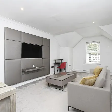 Image 2 - Lower Park Road, Loughton, IG10 4NF, United Kingdom - Apartment for rent