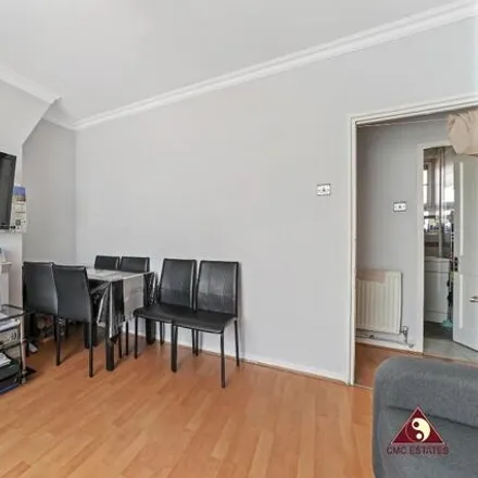 Image 5 - 85-122 Shadwell Gardens, St. George in the East, London, E1 2QJ, United Kingdom - Apartment for sale