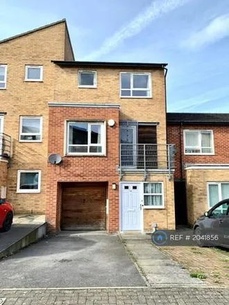 Rent this 4 bed townhouse on Park Grange Court in Sheffield, S2 3SY