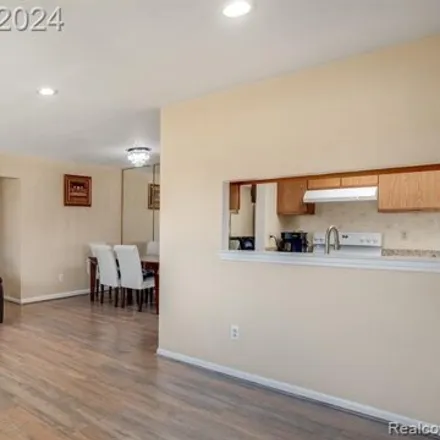 Image 3 - 14923 Heritage Drive, Shelby Charter Township, MI 48315, USA - Condo for sale