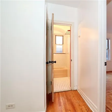 Image 7 - 571 Ocean Parkway, New York, NY 11218, USA - Condo for sale