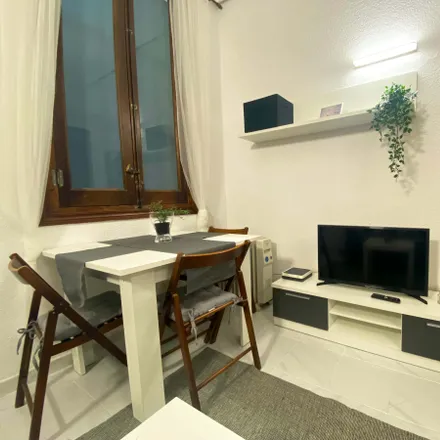 Rent this 2 bed apartment on Madrid in Calle de las Delicias, 19