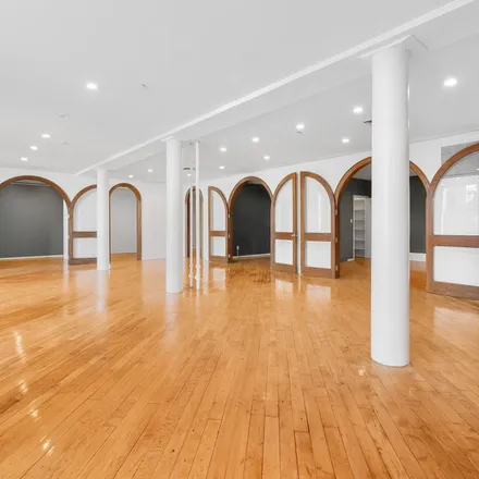 Rent this 4 bed apartment on 81 Wooster Street in New York, NY 10012