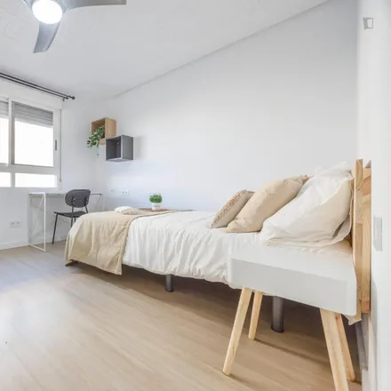 Rent this 5 bed room on Carrer del Doctor Vicent Zaragozà in 9, 46020 Valencia