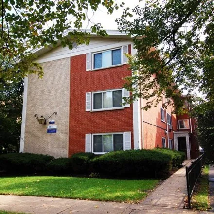 Rent this 1 bed apartment on Mobil Mart in 622 Madison Street, Oak Park
