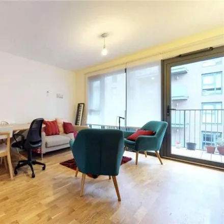 Rent this 3 bed room on Lake House in Green Lanes Walk, London