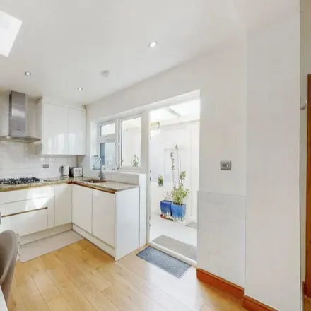Image 5 - Cecil Avenue, London, IG11 9TA, United Kingdom - Townhouse for rent