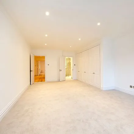 Rent this 3 bed apartment on North Court in Clevedon Road, London