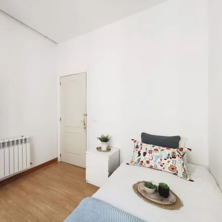 Rent this 7 bed room on Madrid in Colegio Sagrado Corazón, Calle de la Redondilla