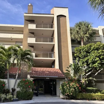 Buy this 2 bed condo on 833 Egret Circle in Delray Beach, FL 33444