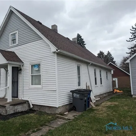 Buy this 2 bed house on 372 East Oakland Street in Toledo, OH 43608